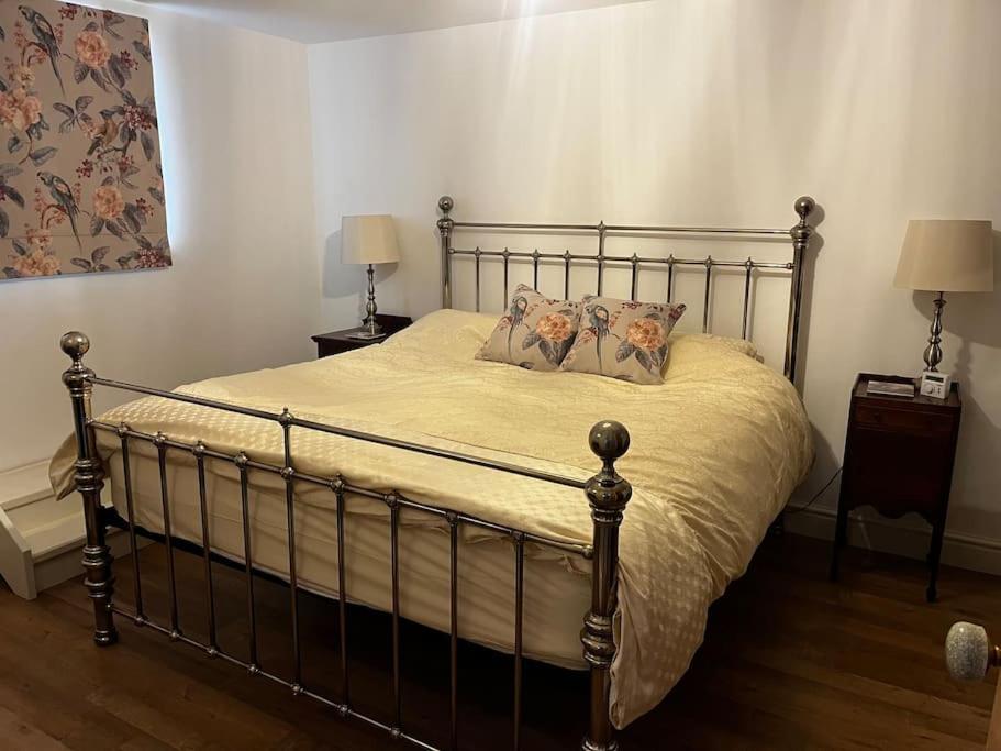 Byre - Farm Cottage On 9 Acre Equestrian Small Holding ソールズベリー エクステリア 写真