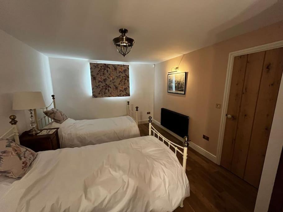 Byre - Farm Cottage On 9 Acre Equestrian Small Holding ソールズベリー エクステリア 写真